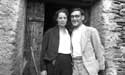 Alodie et Aloys devant la porte de la cave de l'hôtel à St-Luc